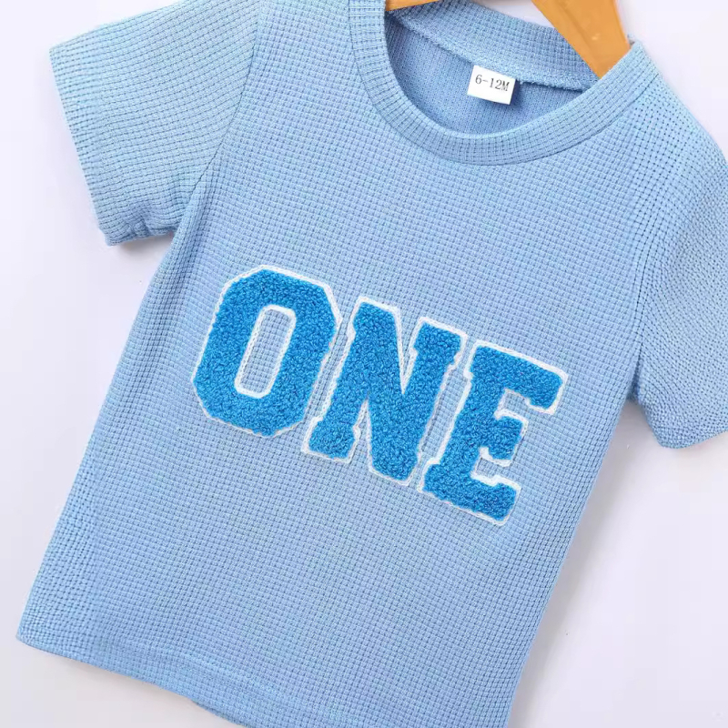 Ljetni dvodijelni set za dječake s jednogodišnjim rođendanskim pismom, vezom i kratkim rukavima