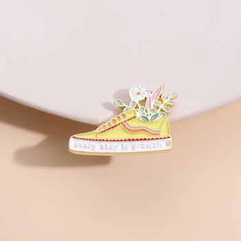 Kreativna broš na engleskom jeziku, cipele za planinarenje, svaki korak je rast, inspirativna metalna značka, poklon-pribor