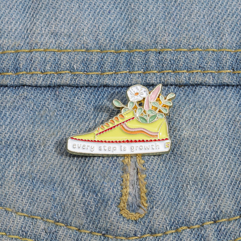 Kreativna broš na engleskom jeziku, cipele za planinarenje, svaki korak je rast, inspirativna metalna značka, poklon-pribor