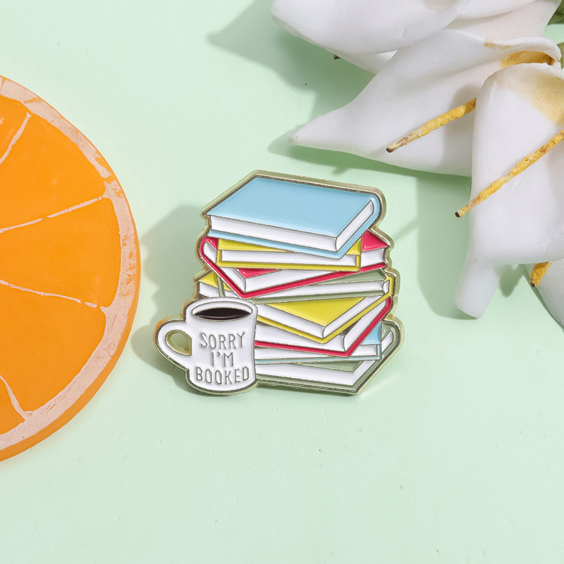 Broš Knjiga znanja kreativni crtani film Knjiga o kavi mudrost odjeća dodaci nagrada korsaž metalna značka