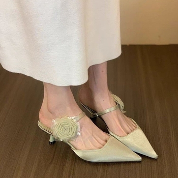 Η ομορφιά είναι ζαλιστική! Όμορφες φρέσκες πράσινες ψηλοτάκουνες γυναικείες παντόφλες με τακούνι στιλέτο και μυτερή μύτη που φορούν σανδάλια νεράιδων στο εξωτερικό