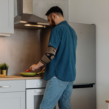 Megztos slėginės sportinės alkūnių apsaugos, krepšinio neslystančios, kvėpuojančios, patvarios rankų apsaugos, teniso spaudimo gulint alkūnių apsaugos, neperšlampamos.