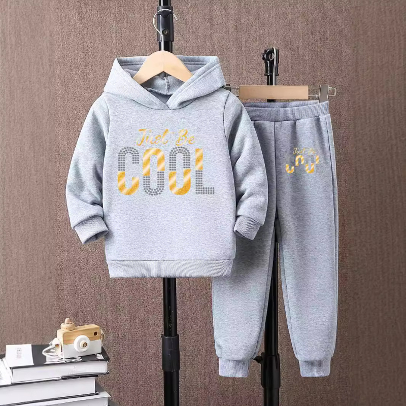 Veľkoobchodný chlapčenský módny sveter s dvojdielnym kresleným detským svetrom s potlačou písmen na jeseň a v zime s flísovou podšívkou