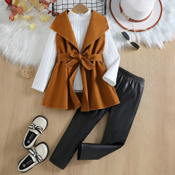 Dievčenský oblek so širokým výstrihom z polyesteru, vysokým golierom a obojstranným sťahovaním, dlhými vonkajšími nohavicami z PU kože s opaskom, 4-dielnym strihom