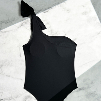 Vienos dalies maudymosi kostiumėlis su tarpvalstybiniais sprogimais, vientisa spalva, su pečių kaspinu, skirtas paplūdimio atostogoms, skirtas žaisti vandenyje