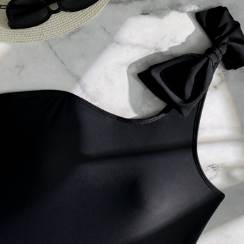 Vienos dalies maudymosi kostiumėlis su tarpvalstybiniais sprogimais, vientisa spalva, su pečių kaspinu, skirtas paplūdimio atostogoms, skirtas žaisti vandenyje