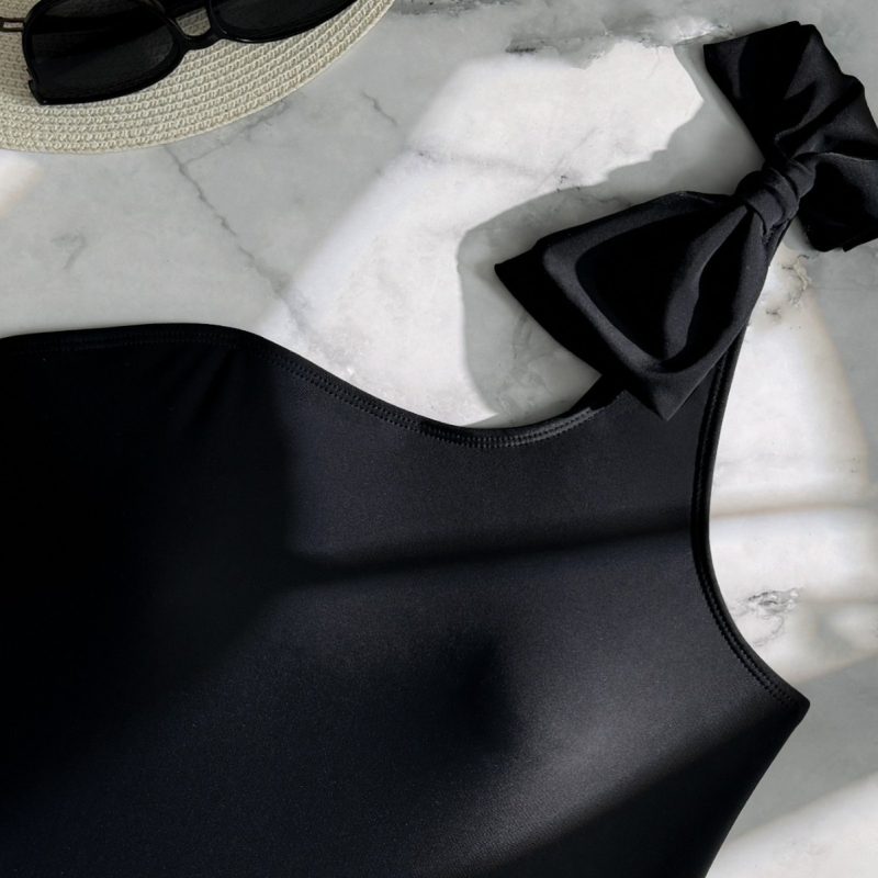 Vienos dalies maudymosi kostiumėlis su tarpvalstybiniais sprogimais, vientisa spalva, su pečių kaspinu, skirtas paplūdimio atostogoms, skirtas žaisti vandenyje