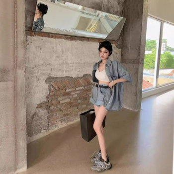 Κοστούμι real shot του 2024, κορεατική εκδοχή χαλαρού κοντομάνικου πουκάμισου με ψηλή μέση, τζιν σορτς, δύο τεμαχίων κοστούμι