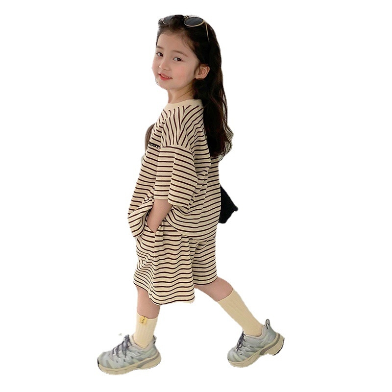 Djevojački sportski komplet za ljeto 2023., novi stil, ležerna odjeća za djevojčice, prugasta majica kratkih rukava, dječji komplet od dva dijela