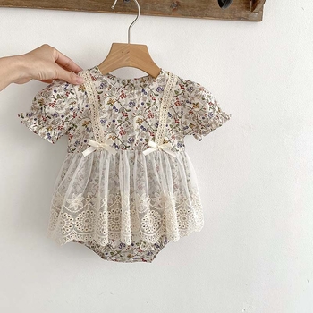 Letná kórejská trojuholníková sukňa pre dievčatká s krátkym rukávom a čipkou v dutých čipkách v kvetinovom štýle 2025