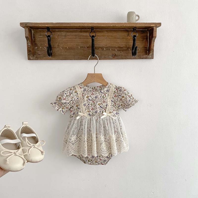 Letná kórejská trojuholníková sukňa pre dievčatká s krátkym rukávom a čipkou v dutých čipkách v kvetinovom štýle 2025