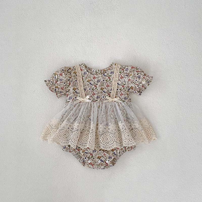 Letná kórejská trojuholníková sukňa pre dievčatká s krátkym rukávom a čipkou v dutých čipkách v kvetinovom štýle 2025