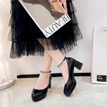 Ψηλοτάκουνα με αλυσίδα μαργαριταριών σε διασυνοριακό στυλ 2024, άνοιξη και φθινόπωρο, νέα ευρωπαϊκά και αμερικανικά στυλ, μοντέρνα παπούτσια με χοντρό τακούνι και επαγγελματικά μονά παπούτσια για γυναίκες