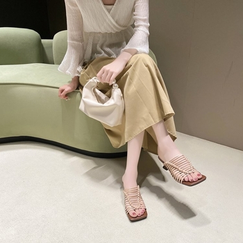 Austas sandales sieviešu 2024. gada vasaras jaunās lentes dobās uzvelkamās biezās papēža čības vienkāršas modes universālas sievietes