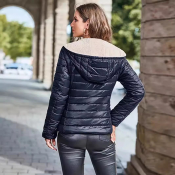 Jesenné a zimné nové krátke európske a americké 2025 s kapucňou, úzky strih, bavlnené vrchné oblečenie s flísovou podšívkou, teplý top z imitácie kašmíru, dámske vrchné oblečenie, trendy