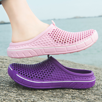 Pavasario ir vasaros tuščiaviduriai kvėpuojantys moteriški sandalai, madingi viršutiniai drabužiai, vientisos spalvos kelioniniai plokščiapadžiai bateliai, pajūrio paplūdimio skylutės