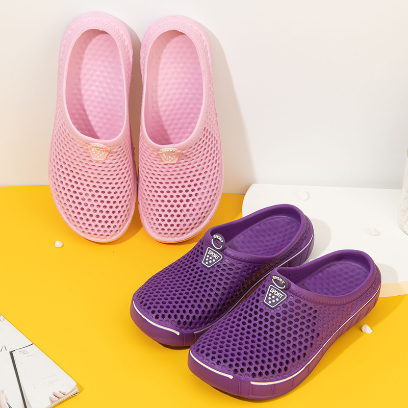 Pavasario ir vasaros tuščiaviduriai kvėpuojantys moteriški sandalai, madingi viršutiniai drabužiai, vientisos spalvos kelioniniai plokščiapadžiai bateliai, pajūrio paplūdimio skylutės