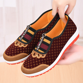 2025 m. pavasario nauji seni Pekino medžiaginiai bateliai, moteriški etninio stiliaus, minkšto padu, skirti vidutinio ir vyresnio amžiaus moterims, užsegami plokščiapadžiai bateliai