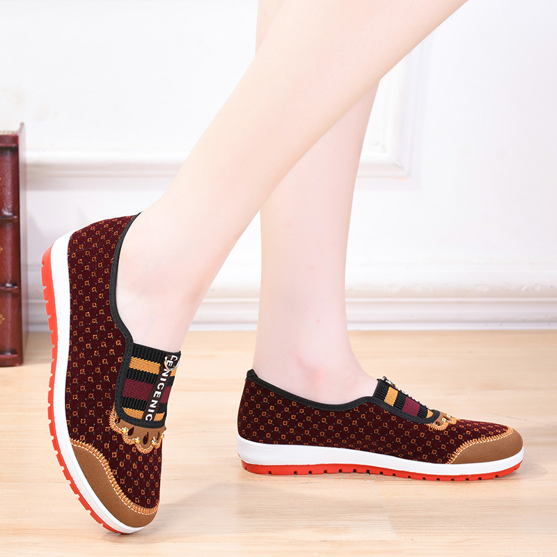 2025 m. pavasario nauji seni Pekino medžiaginiai bateliai, moteriški etninio stiliaus, minkšto padu, skirti vidutinio ir vyresnio amžiaus moterims, užsegami plokščiapadžiai bateliai