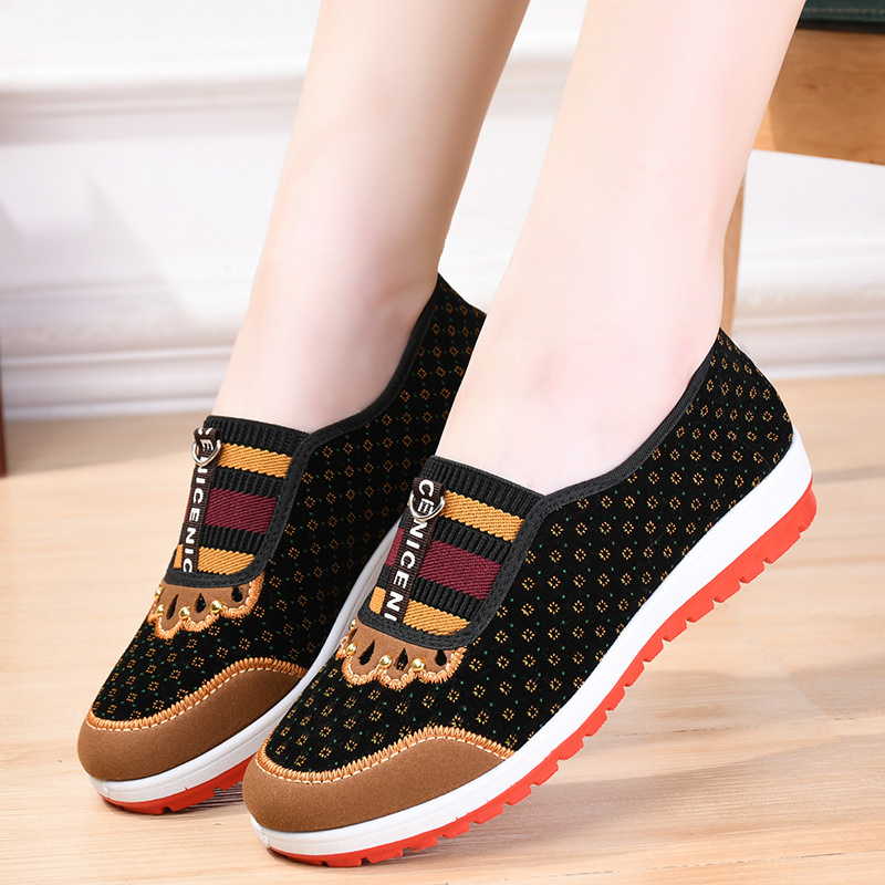 2025 m. pavasario nauji seni Pekino medžiaginiai bateliai, moteriški etninio stiliaus, minkšto padu, skirti vidutinio ir vyresnio amžiaus moterims, užsegami plokščiapadžiai bateliai