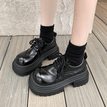 Čierne malé kožené topánky na platforme v britskom štýle, jar 2025, okrúhla špička, šnurovacie derby topánky, malé mokasíny