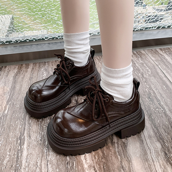 Čierne malé kožené topánky na platforme v britskom štýle, jar 2025, okrúhla špička, šnurovacie derby topánky, malé mokasíny