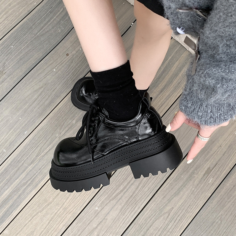 Čierne malé kožené topánky na platforme v britskom štýle, jar 2025, okrúhla špička, šnurovacie derby topánky, malé mokasíny