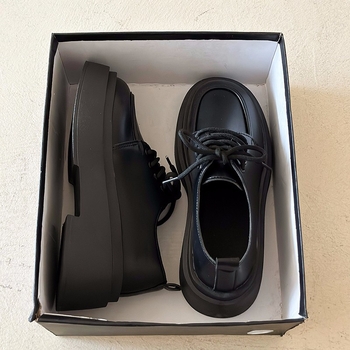 Crne ženske cipele JK, svestrane, jesen 2025., nove, britanske, male kožne cipele s debelim potplatom, mokasine s platformom i donjim dijelom, Tide