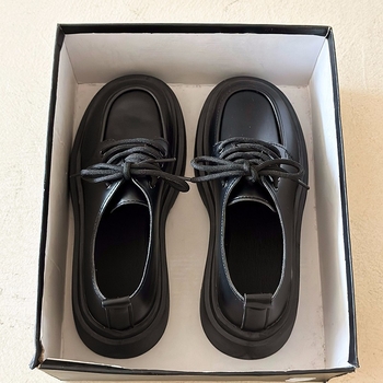 Crne ženske cipele JK, svestrane, jesen 2025., nove, britanske, male kožne cipele s debelim potplatom, mokasine s platformom i donjim dijelom, Tide