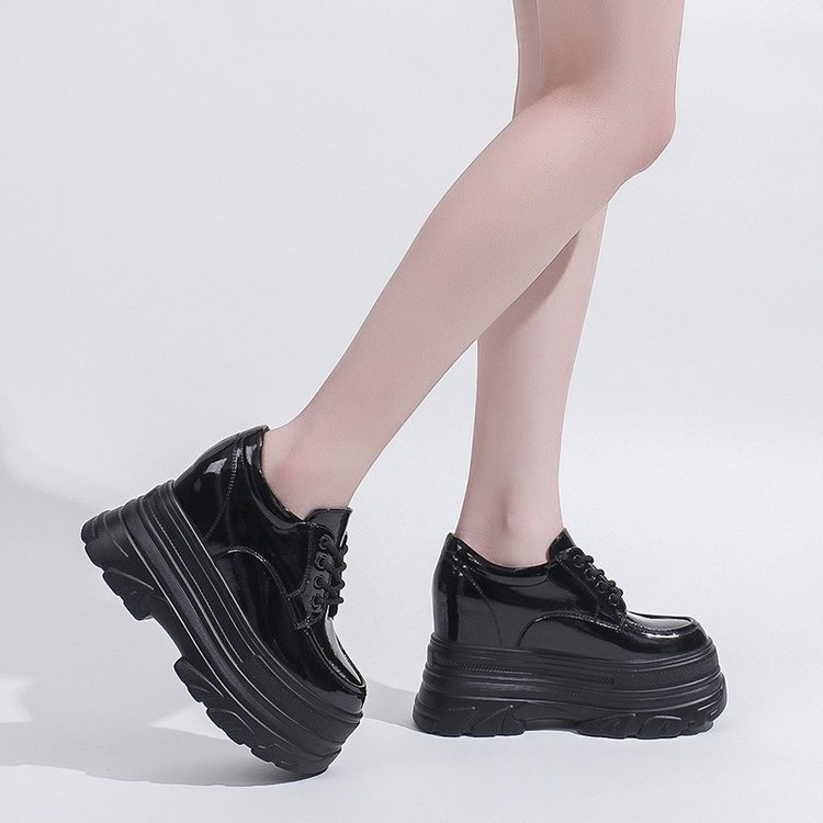 Pantofi mici din piele în stil britanic 2024 primăvara și toamna noi pantofi cu toc înalt și talpă groasă, tip muffin, pantofi vintage din piele cu șireturi și căptușeală din fleece