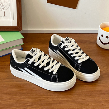 Παπούτσια Forrest Gump Άνοιξη 2025 Νέα Άφιξη Μοντέρνα All-Match Casual Sneakers Γυναικεία Χοντρή Σόλα που Αυξάνει το Ύψος Μοντέρνα Λευκά Παπούτσια Ins