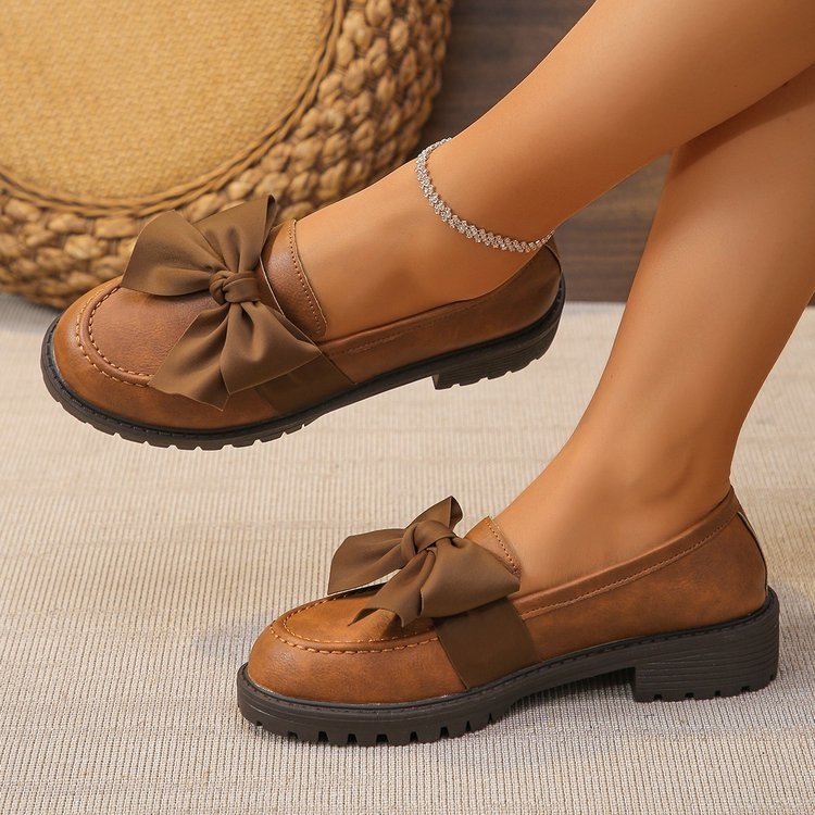 Prekogranične veće veličine vanjske trgovine nove male kožne cipele za žene s debelom petom, debelim donjim dijelom, veleprodaja engleskih mokasina s mašnom