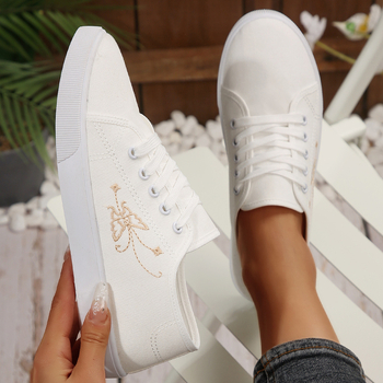 Εξωτερικό εμπόριο μεγάλων μεγεθών μικρά λευκά παπούτσια άνοιξη και φθινόπωρο νέα μόδα κεντημένα μπροστινά δαντέλα μονόχρωμα μαλακά κάτω διασυνοριακά αθλητικά παπούτσια χονδρικής