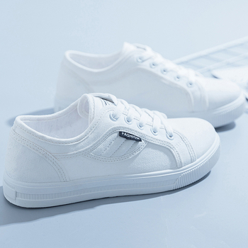 Audekla apavi sievietēm 2025. gada pavasarim un vasarai. Jauni populāri sporta apavi ar mīkstu zoli, moderni un daudzpusīgi ikdienas apavi ar plakanu zoli, balti.