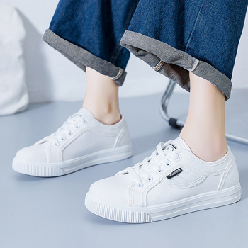 Audekla apavi sievietēm 2025. gada pavasarim un vasarai. Jauni populāri sporta apavi ar mīkstu zoli, moderni un daudzpusīgi ikdienas apavi ar plakanu zoli, balti.