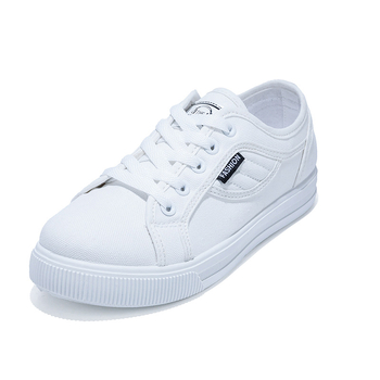 Audekla apavi sievietēm 2025. gada pavasarim un vasarai. Jauni populāri sporta apavi ar mīkstu zoli, moderni un daudzpusīgi ikdienas apavi ar plakanu zoli, balti.