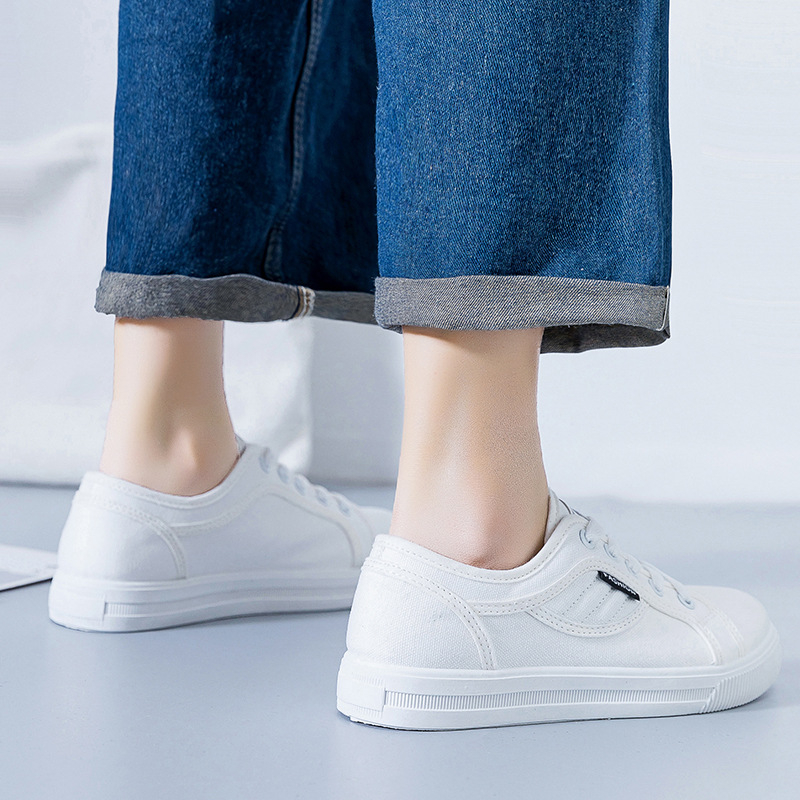 Audekla apavi sievietēm 2025. gada pavasarim un vasarai. Jauni populāri sporta apavi ar mīkstu zoli, moderni un daudzpusīgi ikdienas apavi ar plakanu zoli, balti.