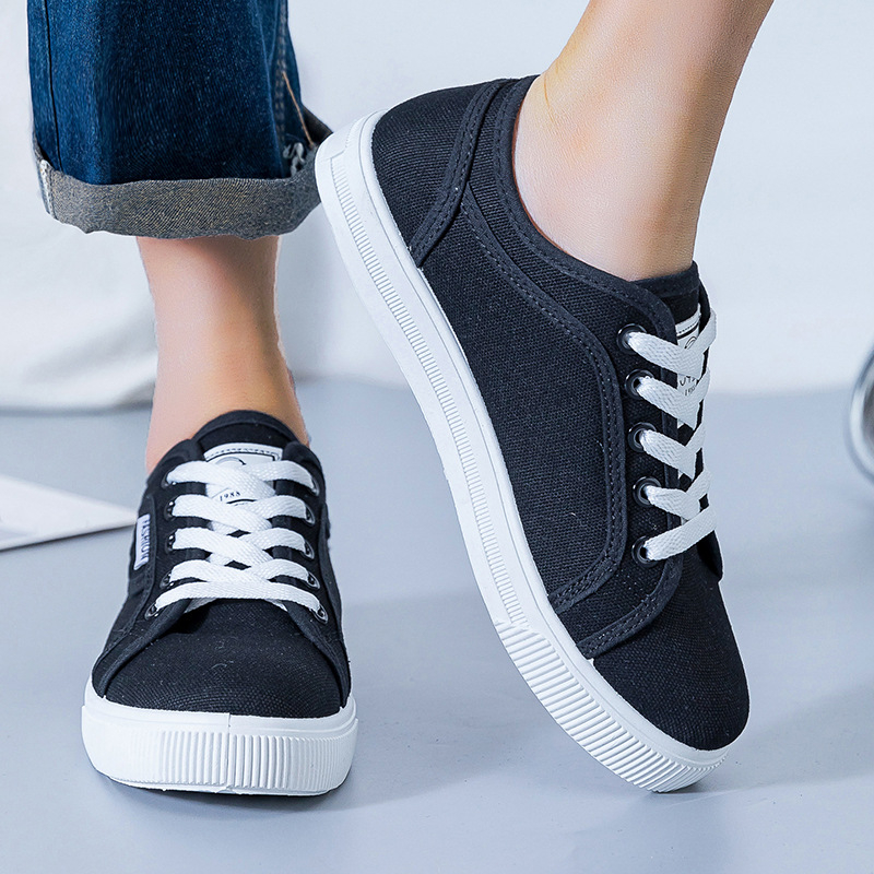 Audekla apavi sievietēm 2025. gada pavasarim un vasarai. Jauni populāri sporta apavi ar mīkstu zoli, moderni un daudzpusīgi ikdienas apavi ar plakanu zoli, balti.