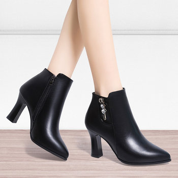 Európske a americké jesenné a zimné 2025 nové krátke čižmy pre ženy s špicatou špičkou a vysokými podpätkami, s kamienkami na hrubom podpätku, dámske topánky s čiernym zipsom na boku