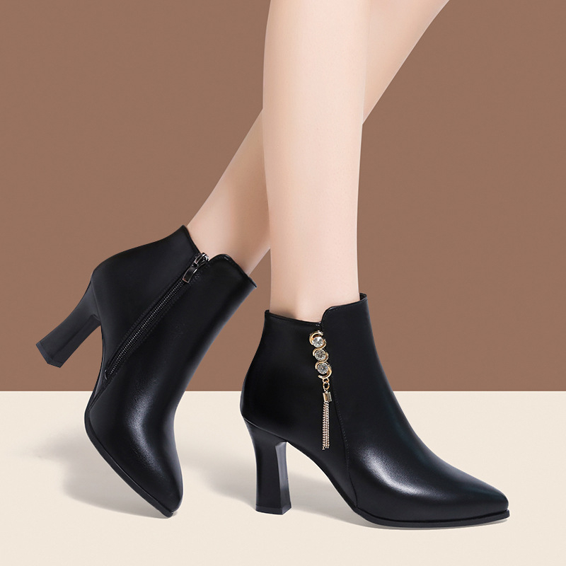 Európske a americké jesenné a zimné 2025 nové krátke čižmy pre ženy s špicatou špičkou a vysokými podpätkami, s kamienkami na hrubom podpätku, dámske topánky s čiernym zipsom na boku