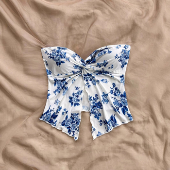 Γιλέκο με ασύμμετρο στρίφωμα σε ευρωπαϊκό και αμερικανικό στυλ, τυπωμένο σε εορταστικό στυλ, με σταυρωτό τελείωμα και ώμους.