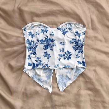 Γιλέκο με ασύμμετρο στρίφωμα σε ευρωπαϊκό και αμερικανικό στυλ, τυπωμένο σε εορταστικό στυλ, με σταυρωτό τελείωμα και ώμους.