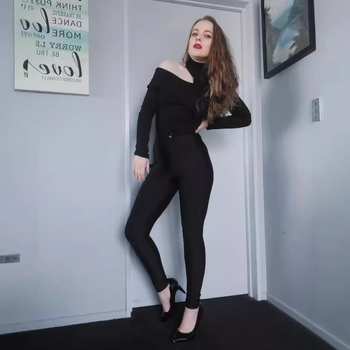 INS Európsky a americký štýl 2023 jeseň nový dámsky módny dlhý rukáv s dutými ramenami a vysokým golierom, štíhly jednofarebný dámsky top