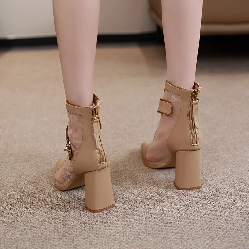 Qi Le členkové čižmy v európskom a americkom štýle s dutými výstrihmi, dámske módne čižmy na jeseň 2023, špicaté členkové čižmy s kovovou sieťovanou prackou, úzky vzhľad