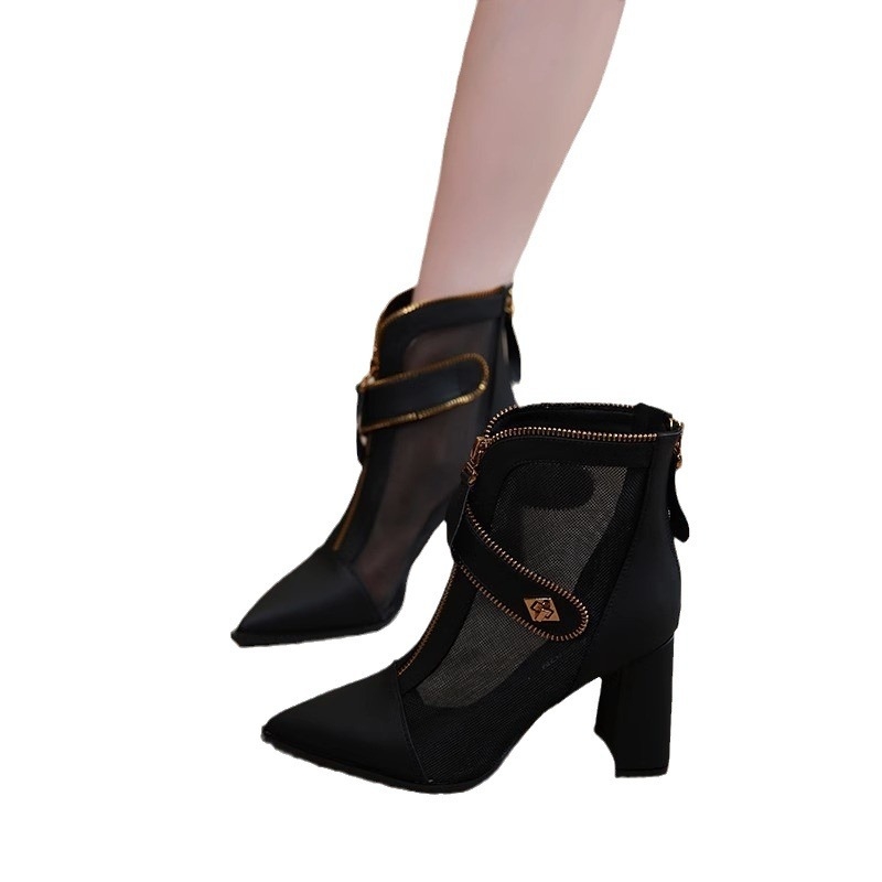 Qi Le členkové čižmy v európskom a americkom štýle s dutými výstrihmi, dámske módne čižmy na jeseň 2023, špicaté členkové čižmy s kovovou sieťovanou prackou, úzky vzhľad