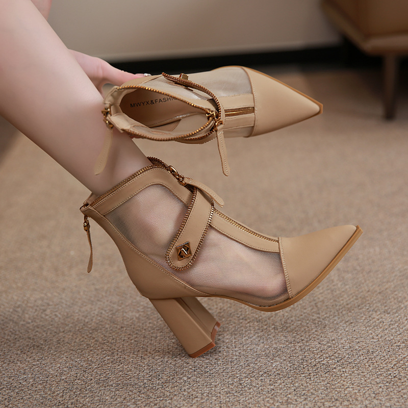 Qi Le členkové čižmy v európskom a americkom štýle s dutými výstrihmi, dámske módne čižmy na jeseň 2023, špicaté členkové čižmy s kovovou sieťovanou prackou, úzky vzhľad