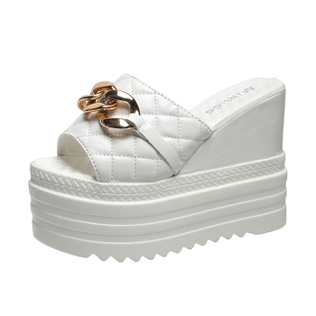 Tvido stiliaus pleišto formos šlepetės 2025 m. vasaros nauji korėjietiško stiliaus metalinės grandinėlės viršutiniai drabužiai storapadžiai platforminiai kulnai moteriškos basutės