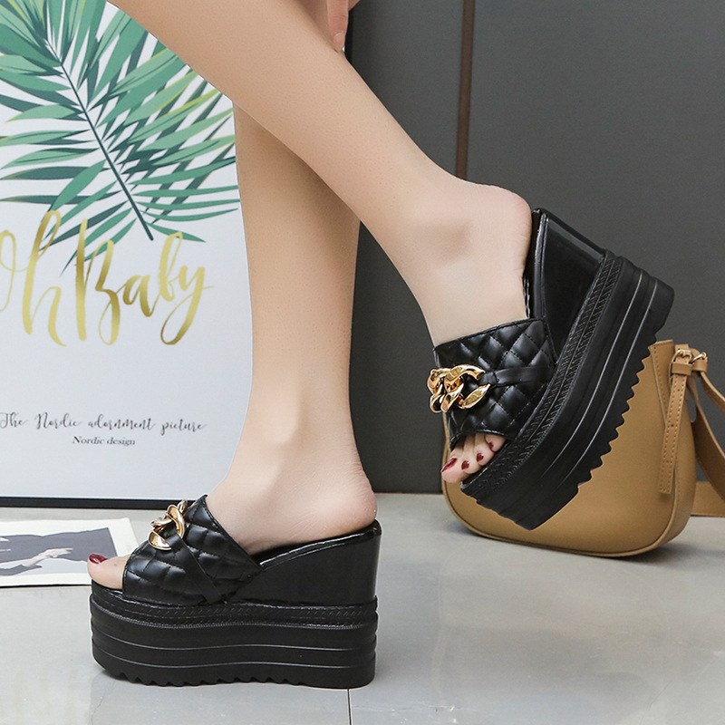 Tvido stiliaus pleišto formos šlepetės 2025 m. vasaros nauji korėjietiško stiliaus metalinės grandinėlės viršutiniai drabužiai storapadžiai platforminiai kulnai moteriškos basutės