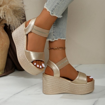 Cezhraničný zahraničný obchod, dámske sandále plus size z roku 2025, nové európske a americké dámske topánky s opätkom v tvare rybích úst a nezávislou stanicou 43 yardov