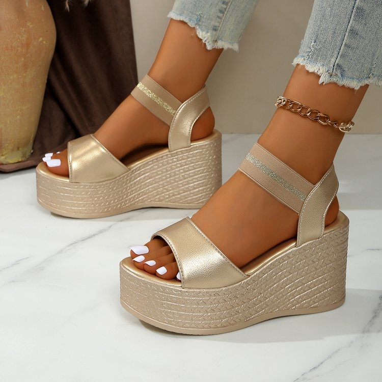 Cezhraničný zahraničný obchod, dámske sandále plus size z roku 2025, nové európske a americké dámske topánky s opätkom v tvare rybích úst a nezávislou stanicou 43 yardov